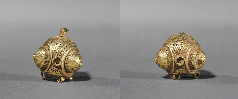Pair of Buttons, by Unknown artist