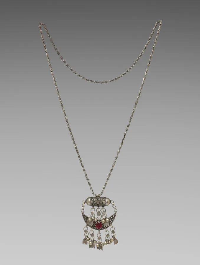 Necklace with pendant (waqari or wakari?), by Unknown artist